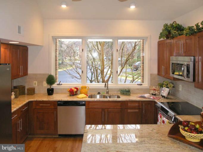11561 Hemingway Drive Reston, VA 20194 - Photo 14 of 30 Kitchen