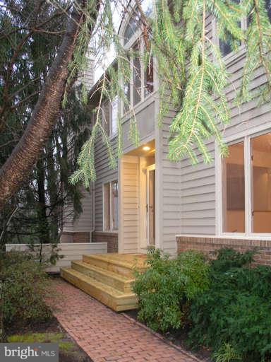 11561 Hemingway Drive Reston, VA 20194 - Photo 3 of 30 Front Entry