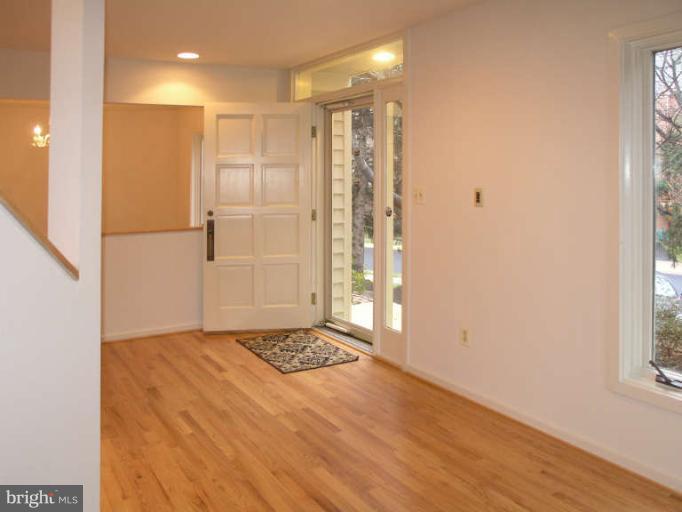 11561 Hemingway Drive Reston, VA 20194 - Photo 4 of 30 Foyer