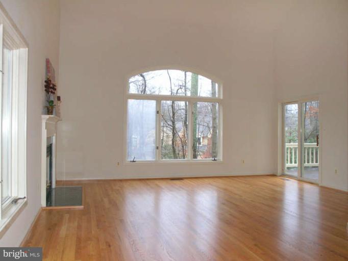 11561 Hemingway Drive Reston, VA 20194 - Photo 6 of 30 Living Room