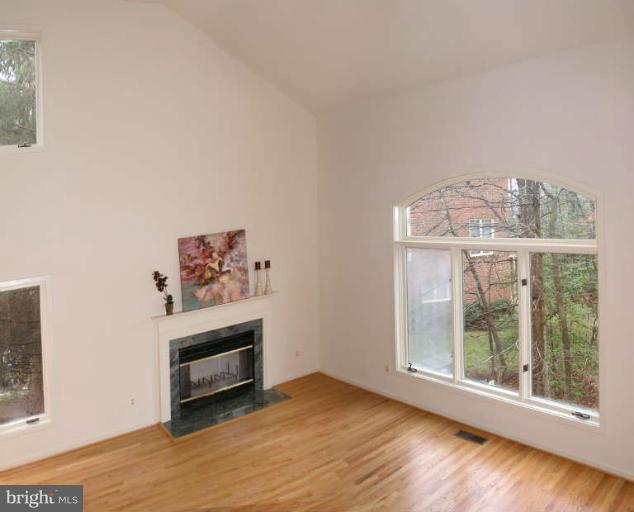 11561 Hemingway Drive Reston, VA 20194 - Photo 7 of 30 Living Room