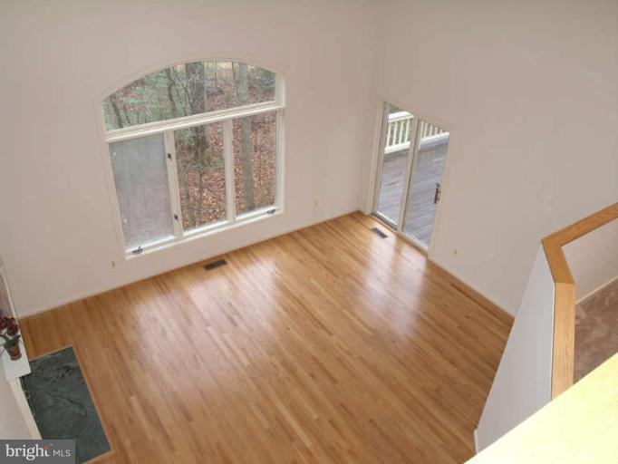 11561 Hemingway Drive Reston, VA 20194 - Photo 8 of 30 Living Room