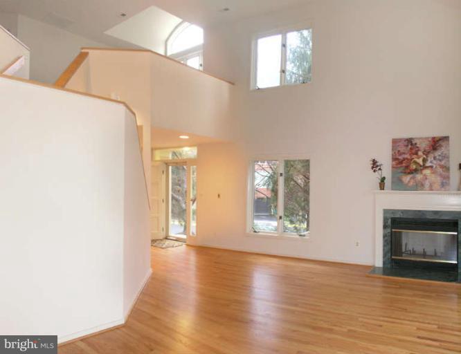 11561 Hemingway Drive Reston, VA 20194 - Photo 10 of 30 Living Room