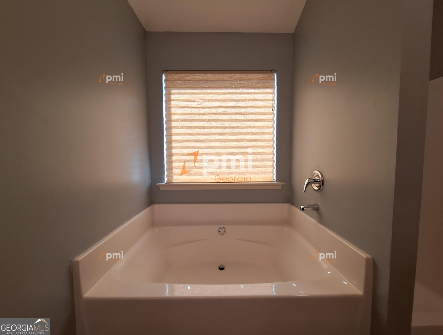 2449 Boulder Road Southeast Atlanta, GA 30316 - Photo 18 of 21 a bathroom with a bathtub