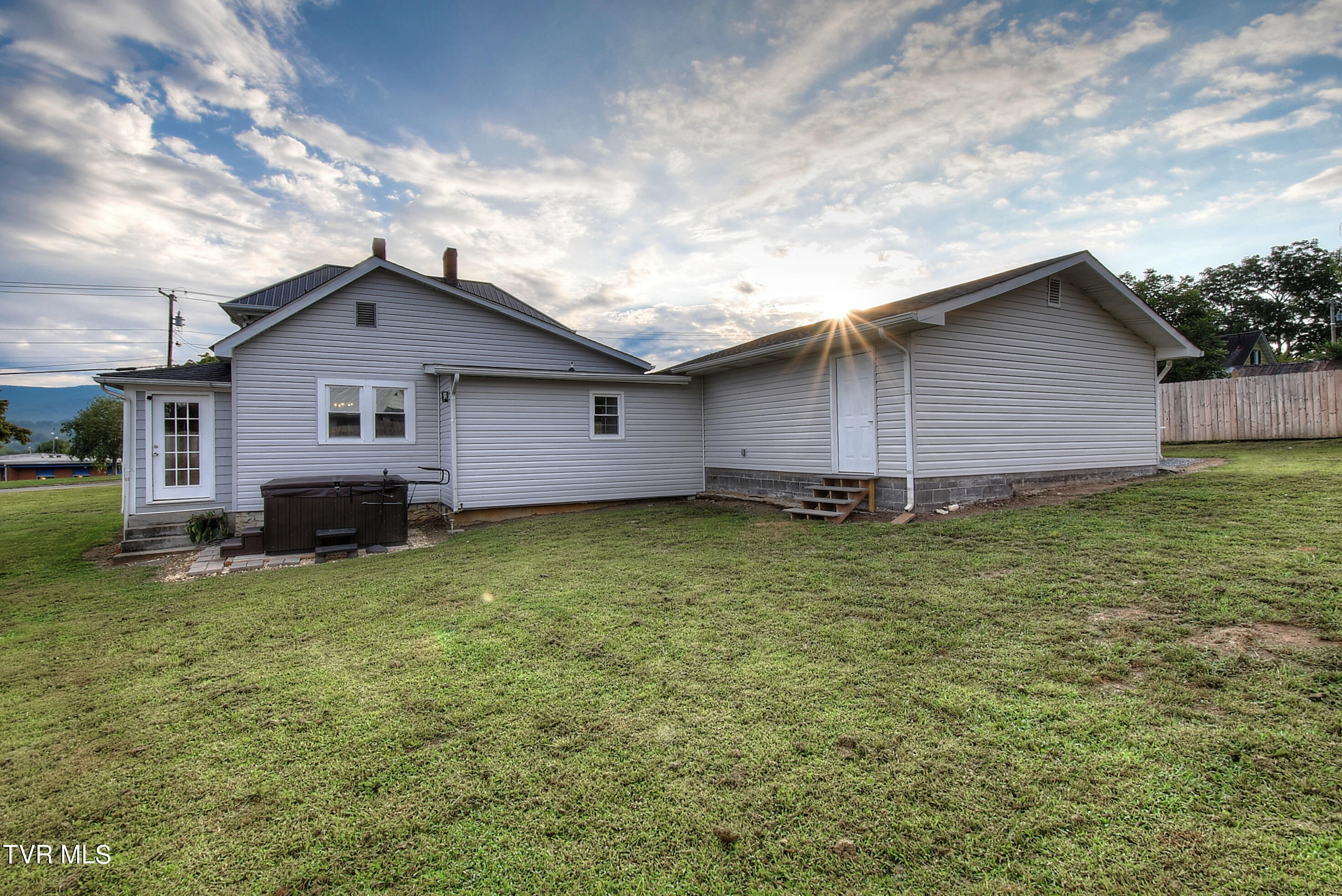 504 Maple Street Elizabethton, TN 37643 - Photo 34 of 36 DSC_0571_2_3_4_5_6