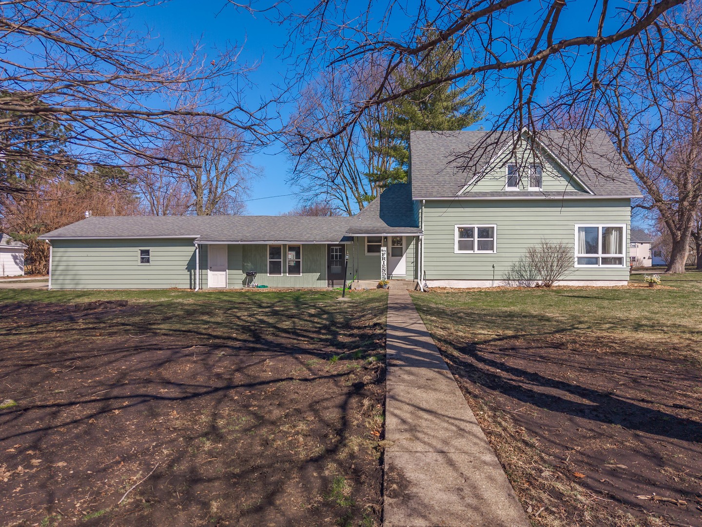 309 North Oak Street Toluca, IL 61369 - Photo 58 of 69 front view of a house with a yard