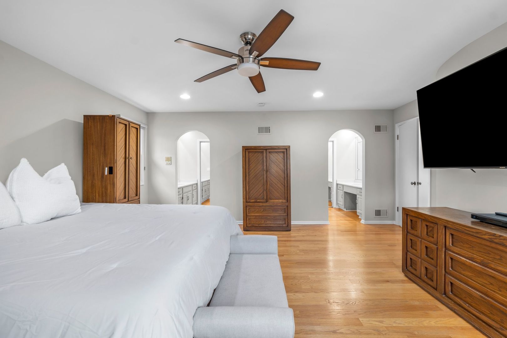 3130 Kayjay Drive Northbrook, IL 60062 - Photo 13 of 23 a living room with furniture and a flat screen tv