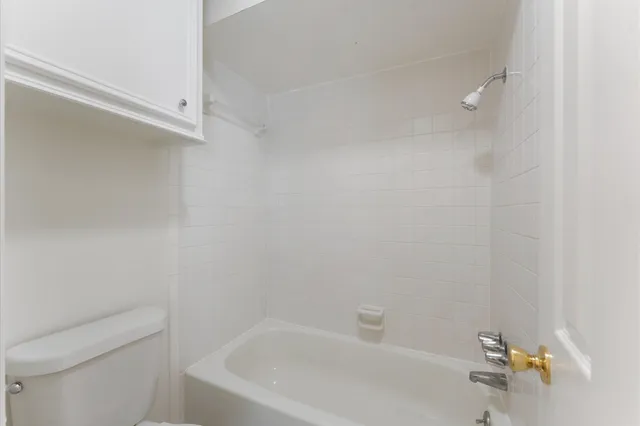 a view of a livingroom with a ceiling fan