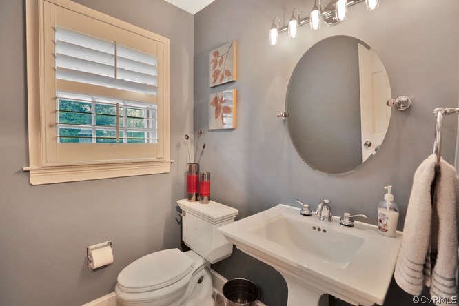 1821 Castlebridge Road Midlothian, VA 23113 - Photo 18 of 40 a bathroom with a sink mirror and toilet