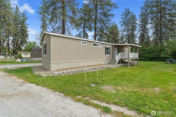 a view of a back yard of the house