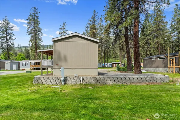 a view of a house with backyard and trees