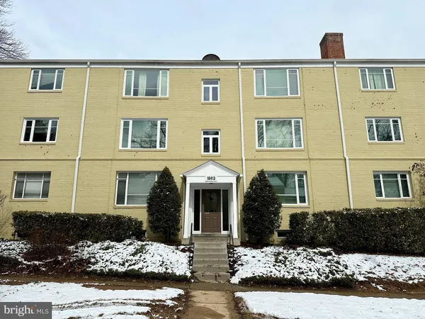$2,300 | 10413 Montrose Avenue, Unit M201, Bethesda, MD 20814