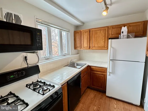 $2,300 | 10413 Montrose Avenue, Unit M201, Bethesda, MD 20814