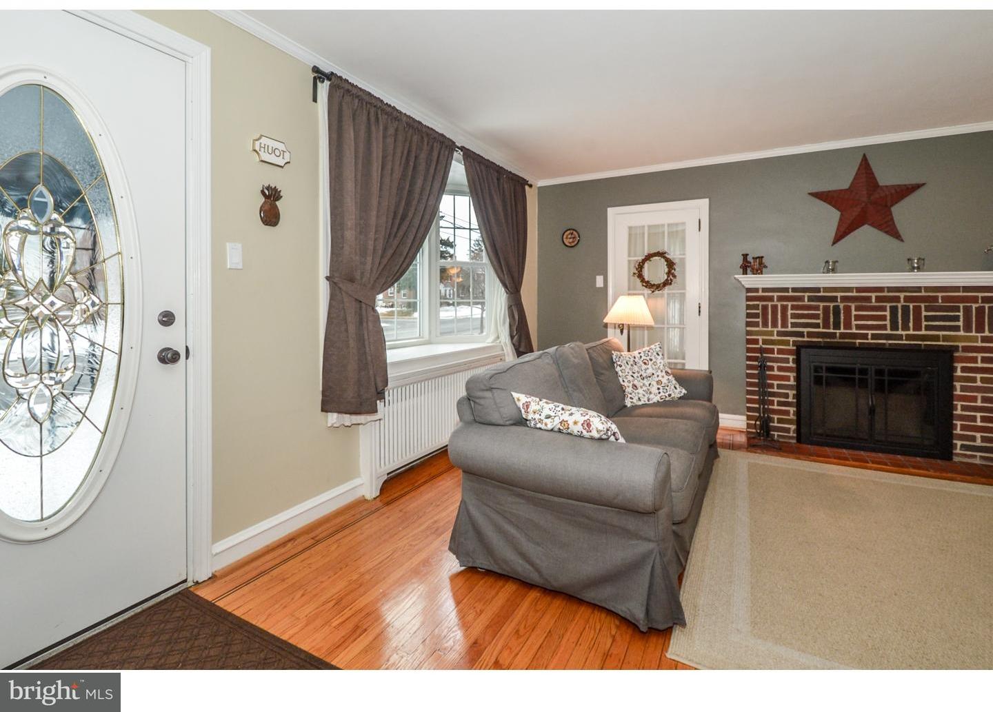 1103 Rhawn Street Philadelphia, PA 19111 - Photo 5 of 25 Living Room