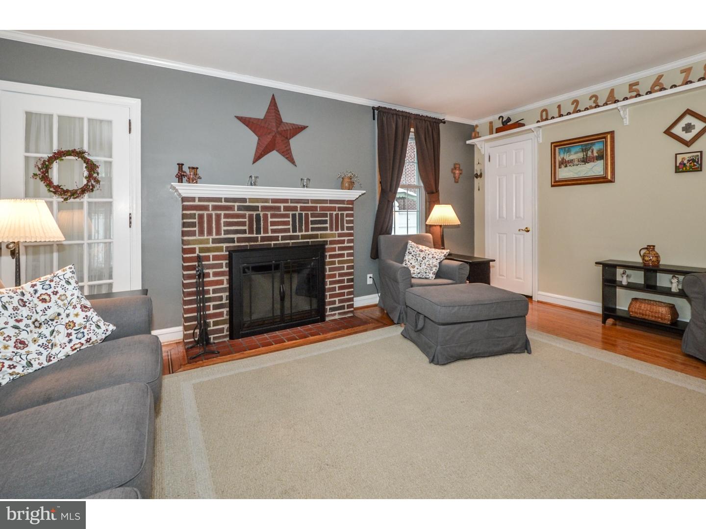 1103 Rhawn Street Philadelphia, PA 19111 - Photo 6 of 25 Living Room