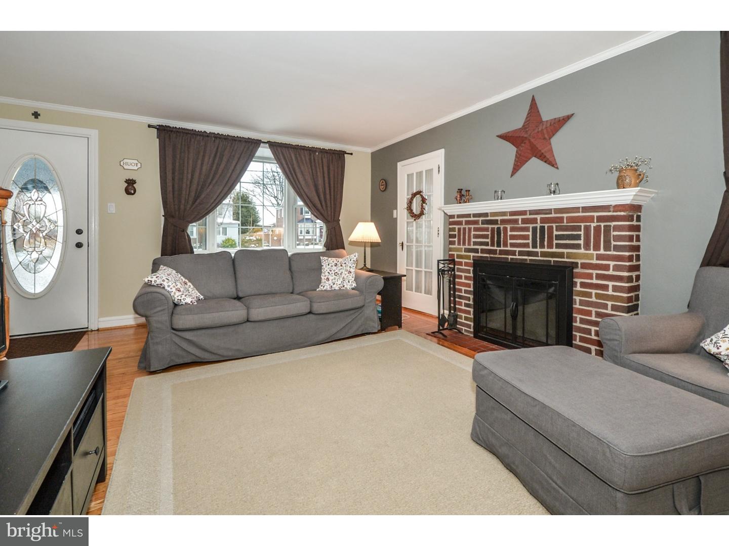 1103 Rhawn Street Philadelphia, PA 19111 - Photo 8 of 25 Living Room
