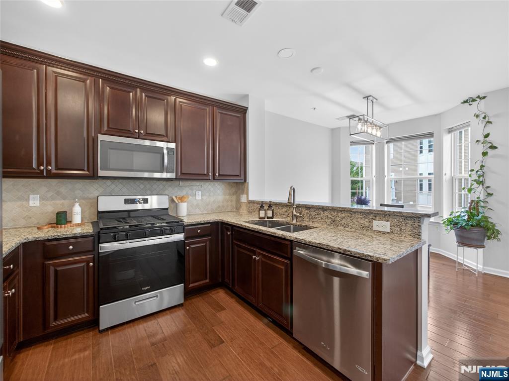 8 Veterans Drive Wood-Ridge, NJ 07075 - Photo 15 of 47