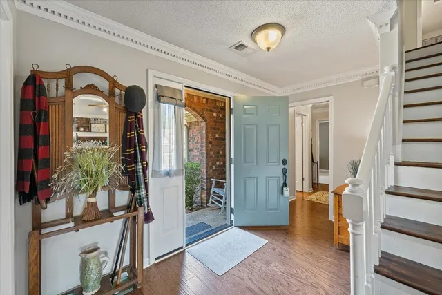 a view of an entryway with a livingroom
