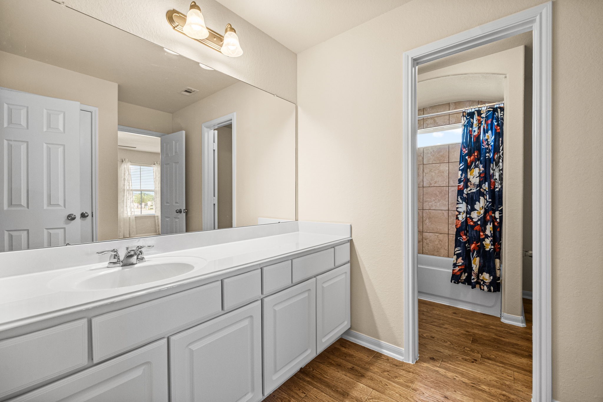 2922 Coachmaker Trail Rosenberg, TX 77471 - Photo 19 of 32 Upstairs bathroom, shared by the secondary bedrooms.