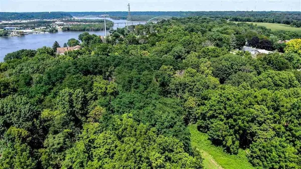 $350,000 | 600 Livingston Avenue, East Dubuque, IL 61025