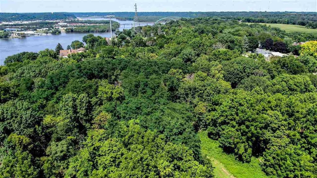 600 Livingston Avenue East Dubuque, IL 61025 - Photo 6 of 9 an aerial view of a houses with a lake view