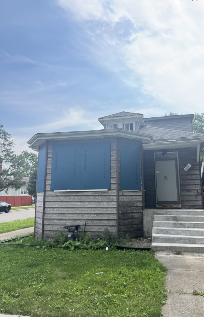 a view of a house with a backyard