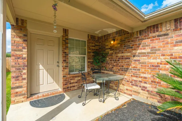 a view of entryway with patio