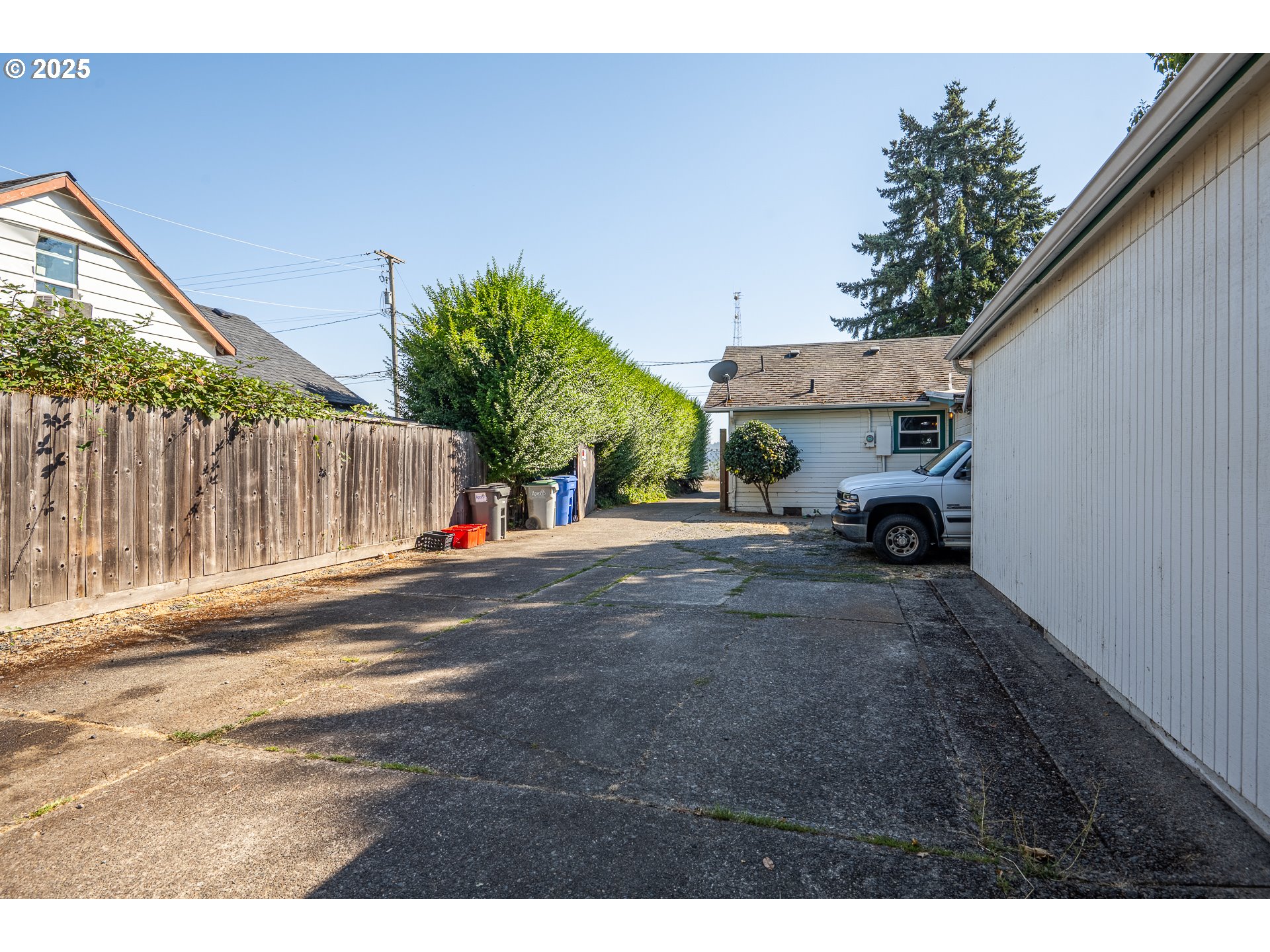 1525 Park Avenue Eugene, OR 97404 - Photo 20 of 36 a view of street with parked cars