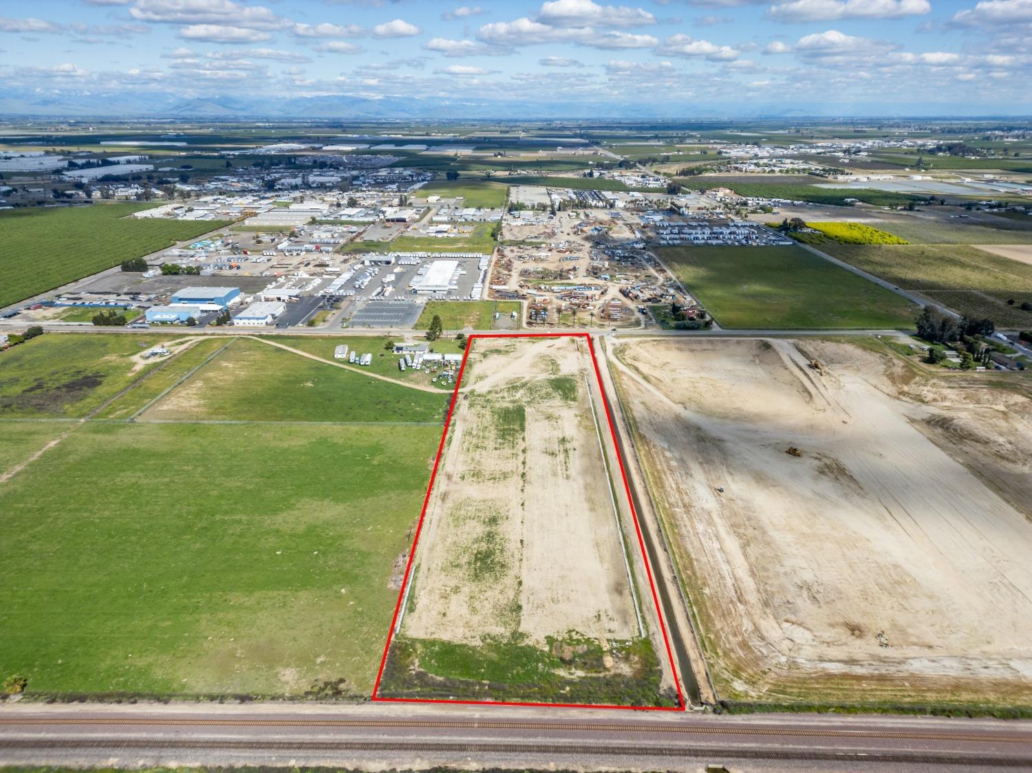 4637 South Maple Avenue Fresno, CA 93725 - Photo 4 of 6 a view of a lake view