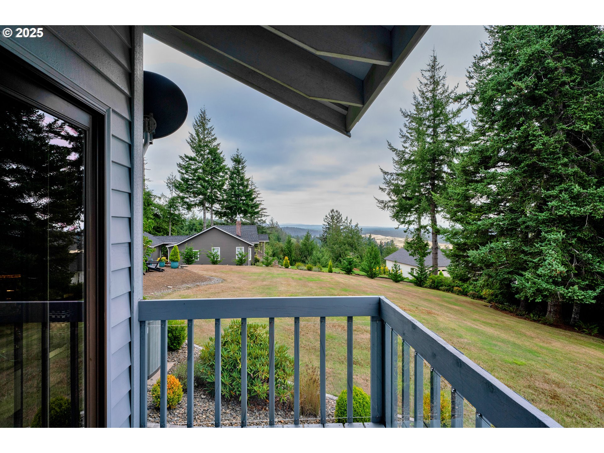 88616 Ocean View Lane Florence, OR 97439 - Photo 20 of 47 a balcony with an outdoor space
