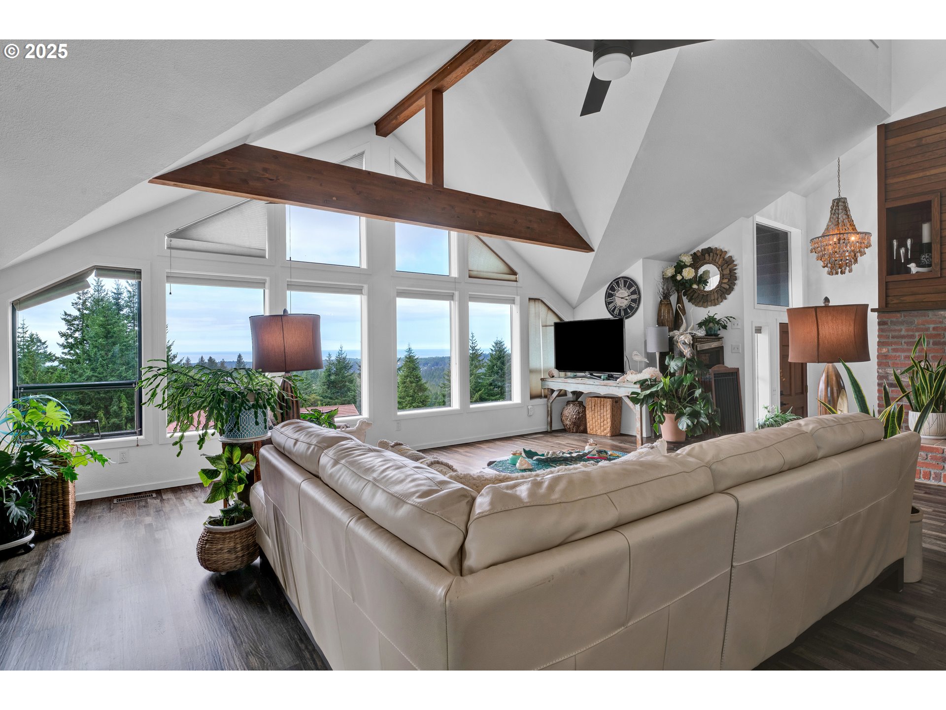 88616 Ocean View Lane Florence, OR 97439 - Photo 5 of 47 a living room with furniture and a flat screen tv