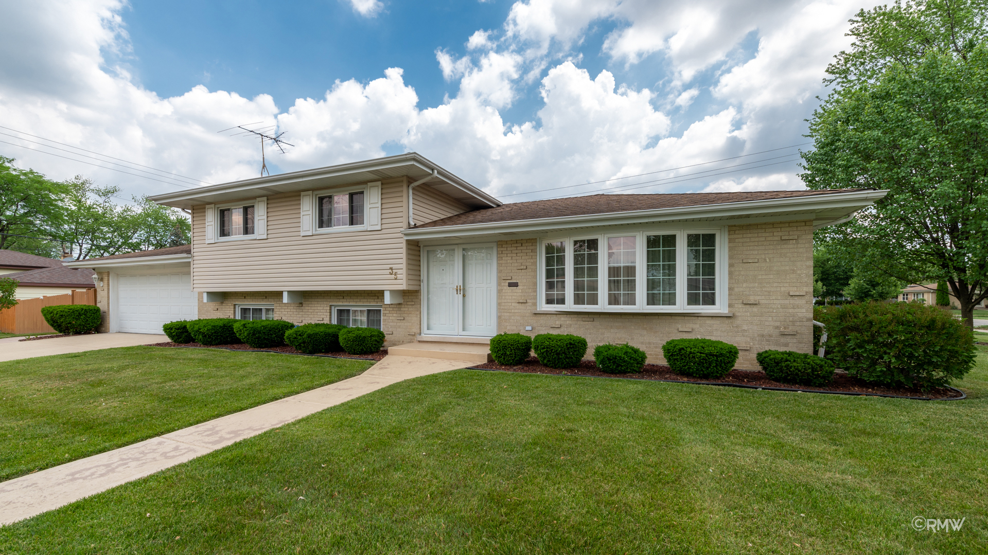 35 South Highview Avenue Addison, IL 60101 - Photo 1 of 23