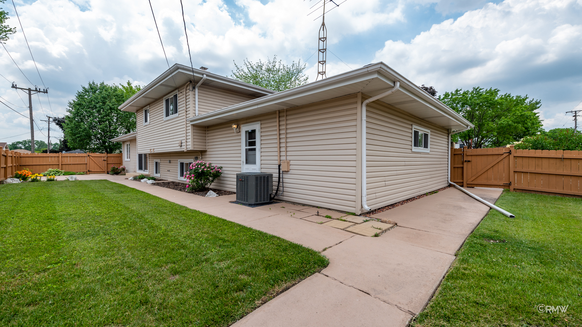 35 South Highview Avenue Addison, IL 60101 - Photo 2 of 23