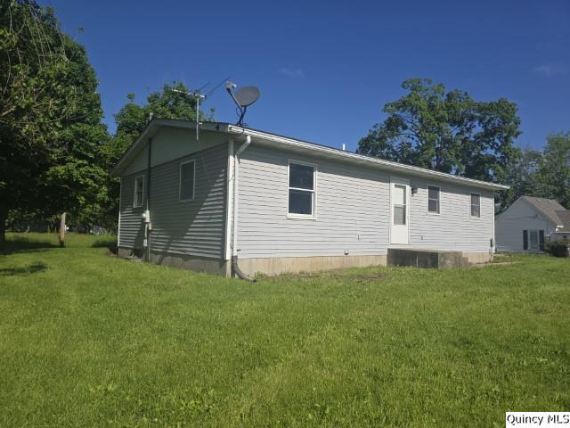 219 South 1st Street Carthage, IL 62321 - Photo 20 of 28 a view of a backyard with plants and large tree