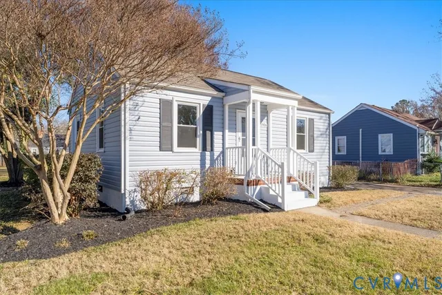 a view of a house with a yard