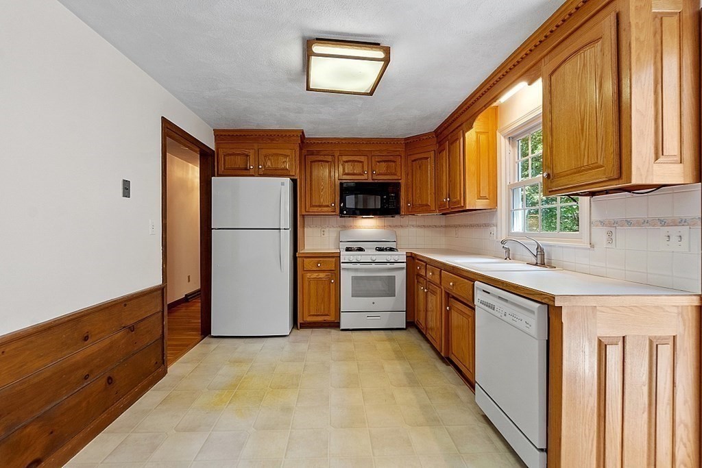 34 Cold Spring Road Westford, MA 01886 - Photo 8 of 41 Gallery Image 8