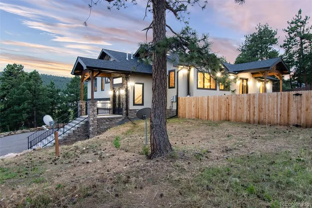 a view of a house with backyard and tree