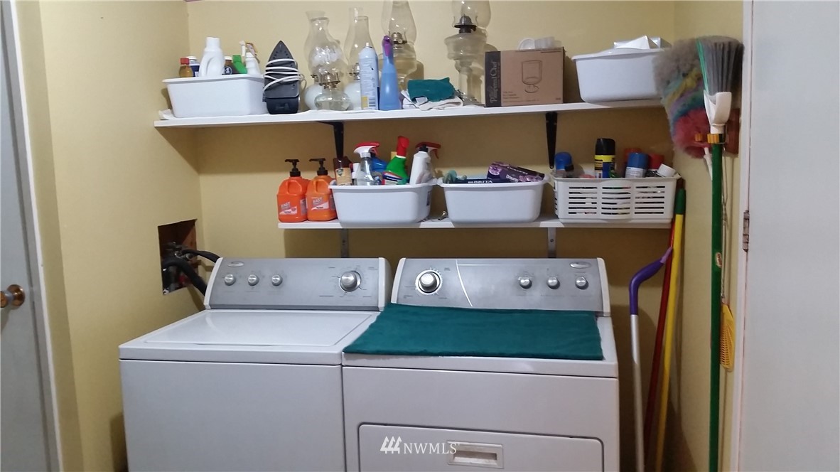 224 Wirta Road Winlock, WA 98596 - Photo 18 of 22 a utility room with dryer and washer