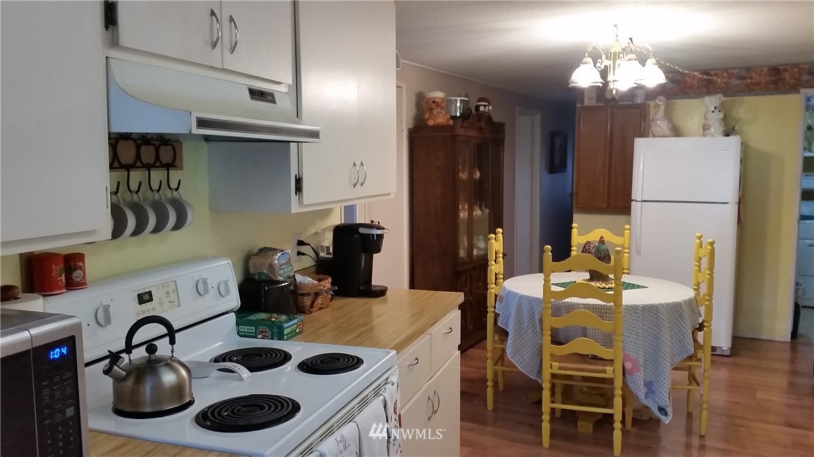 224 Wirta Road Winlock, WA 98596 - Photo 5 of 22 a kitchen with a dining table and chairs
