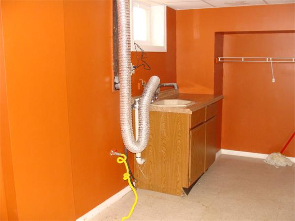 19 Strong Street Springfield, MA 01104 - Photo 10 of 11 a utility room with dryer and washer