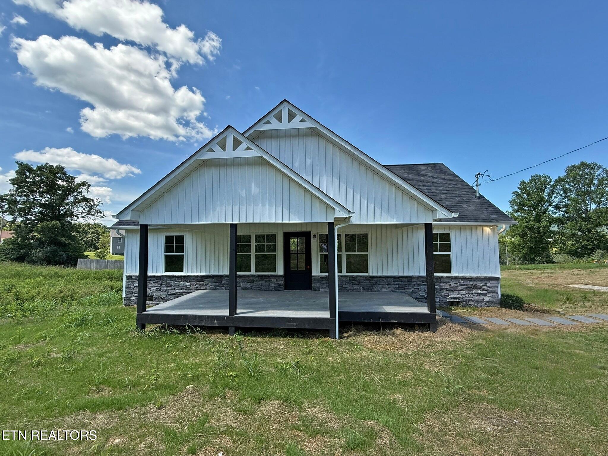 408 Glade Springs Road La Follette, TN 37766 - Photo 2 of 27 IMG_6284