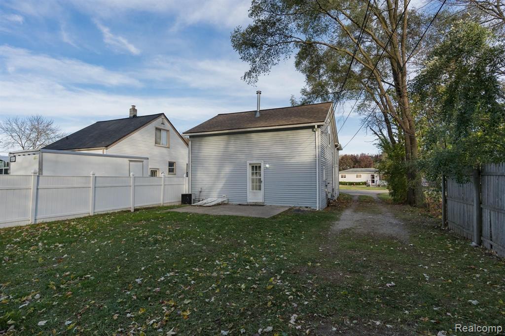 2450 Gerald Avenue Rochester Hills, MI 48307 - Photo 23 of 24