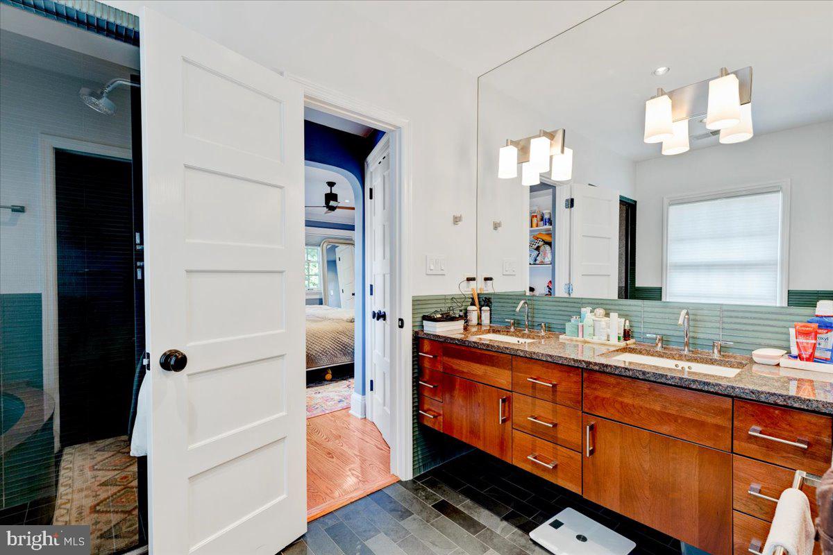 3227 33rd Place Northwest Washington, DC 20008 - Photo 30 of 44 Primary En-suite Bath