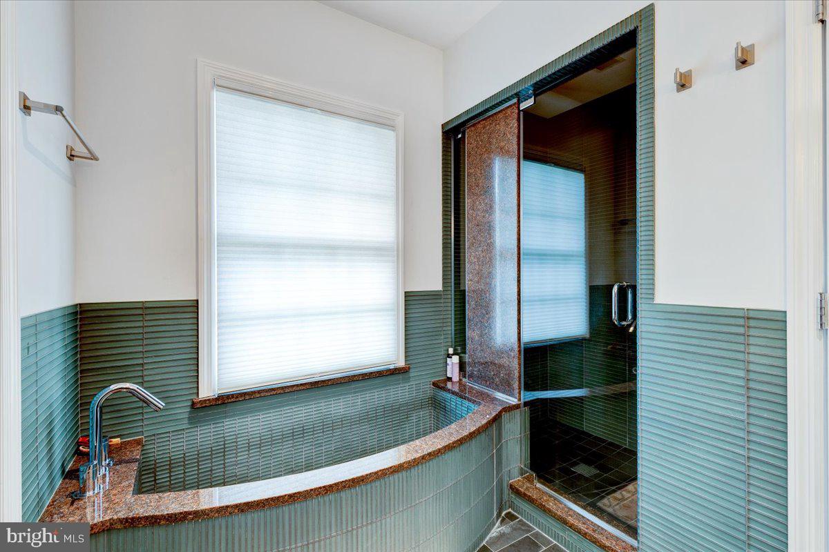 3227 33rd Place Northwest Washington, DC 20008 - Photo 31 of 44 Primary En-Suite Bath