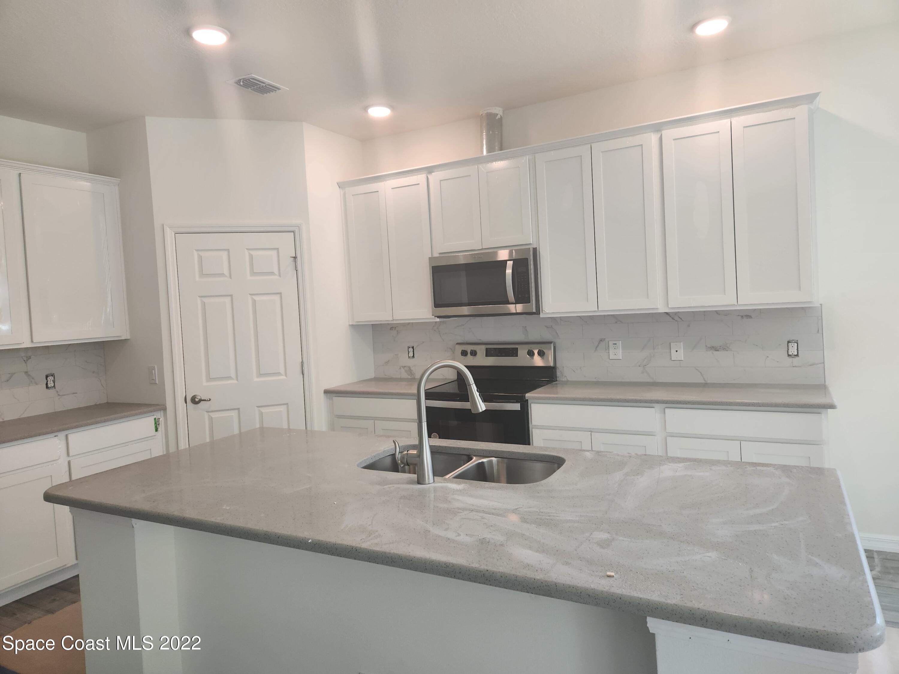 598 Lang Road Southwest Palm Bay, FL 32908 - Photo 2 of 7 598 kitchen