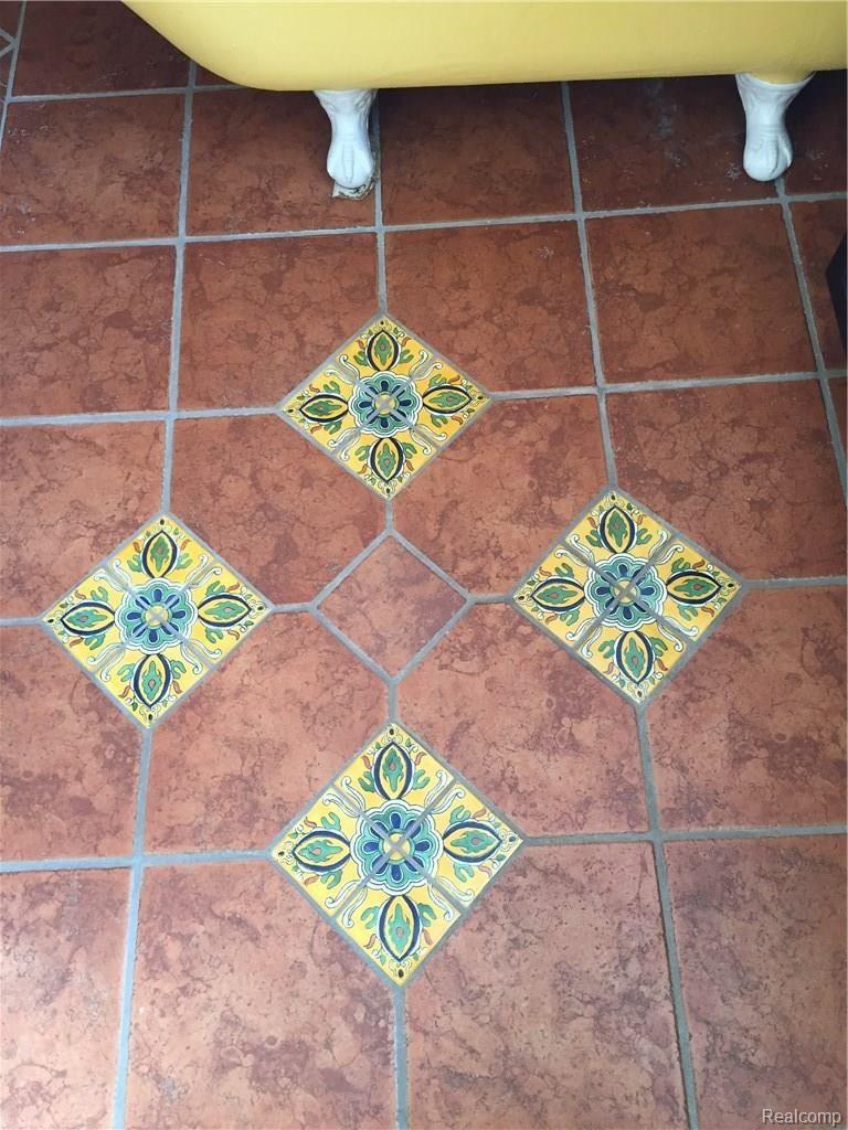 36769 Goddard Road Romulus, MI 48174 - Photo 17 of 34 Detailed tile in main floor bath