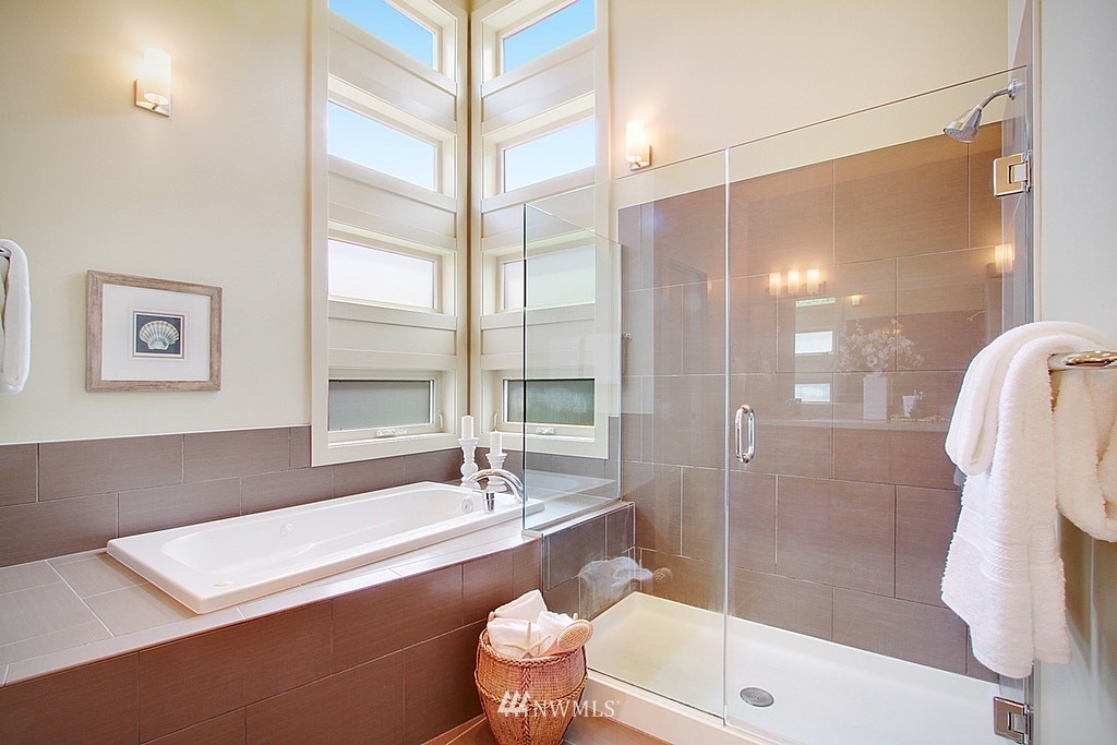 7757 Sand Point Way Northeast, Unit A Seattle, WA 98115 - Photo 17 of 25 a bathroom with a bathtub and a sink