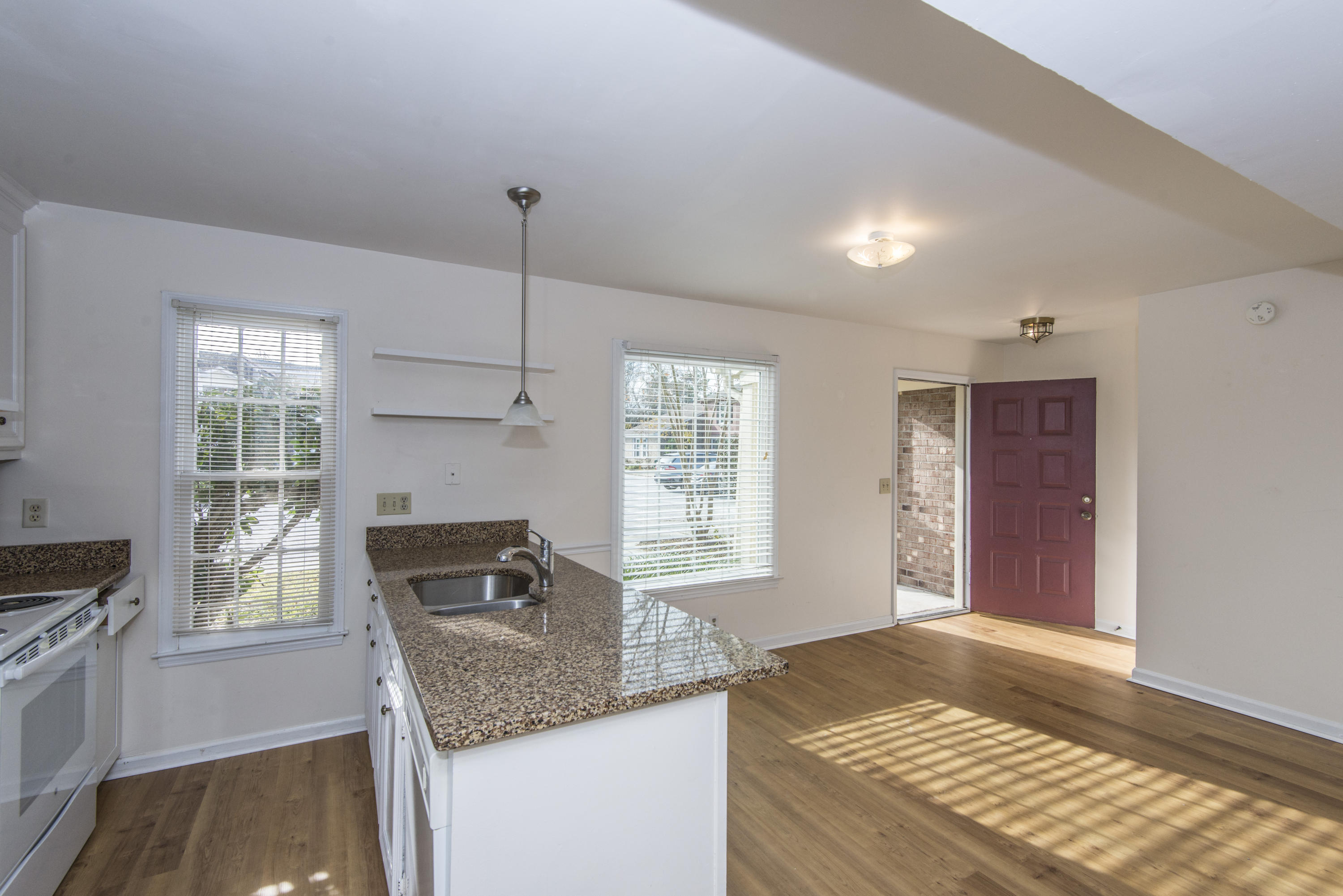 731 Ralston Court, Unit B Mount Pleasant, SC 29464 - Photo 8 of 24 Kitchen and dining area