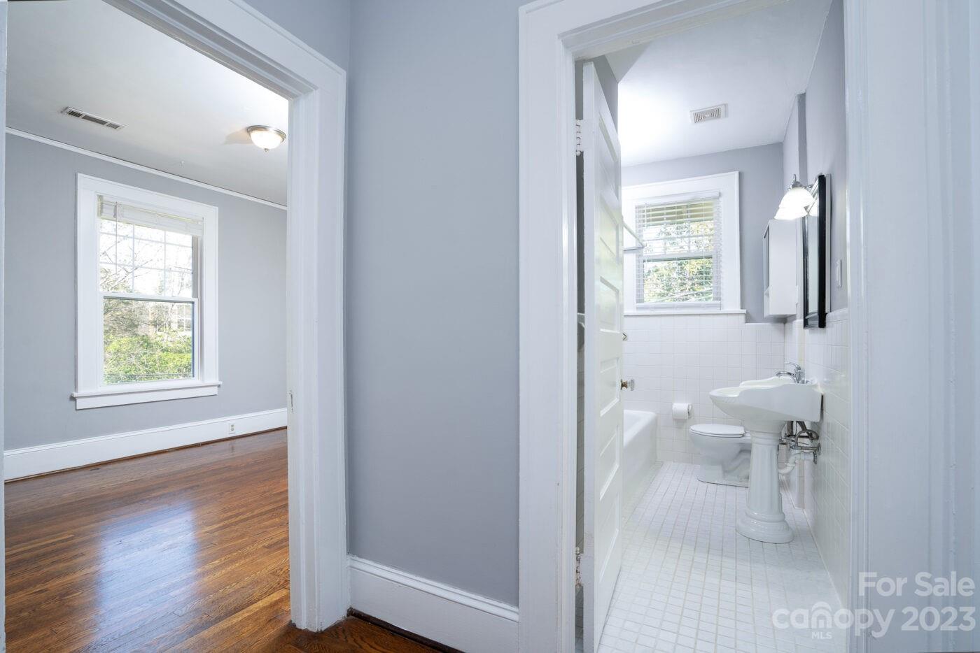 228 Providence Road Charlotte, NC 28207 - Photo 13 of 16 a bathroom with a toilet a sink and mirror