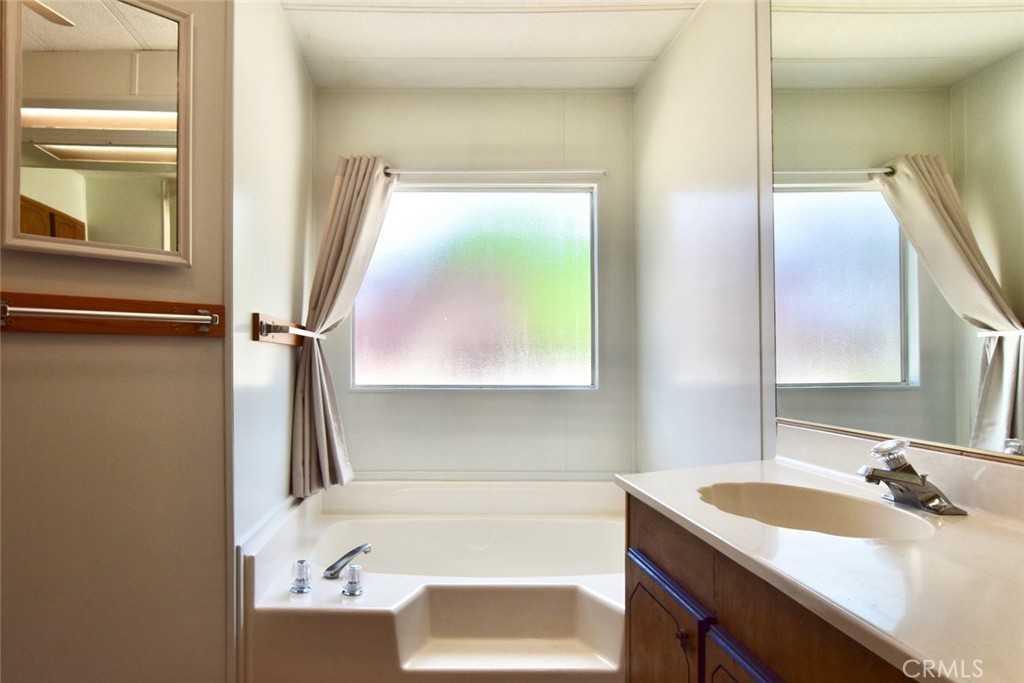 2964 Water View Drive Paso Robles, CA 93446 - Photo 15 of 35 Primary bathroom